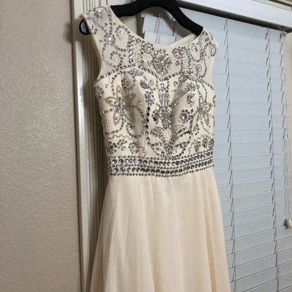 Beautiful gown - Picture 5 of 5